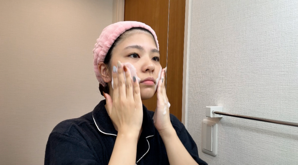 泡でやさしく洗顔する様子