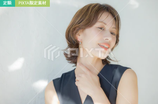 首元まで日やけ止めを塗る女性