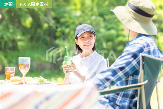 屋外でくつろぐ男女