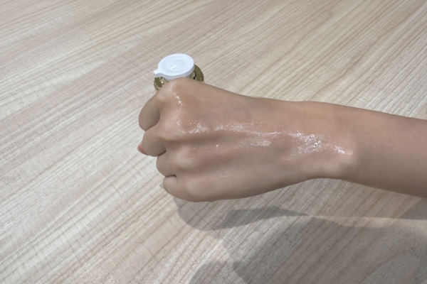 手の甲にジェルを伸ばした様子