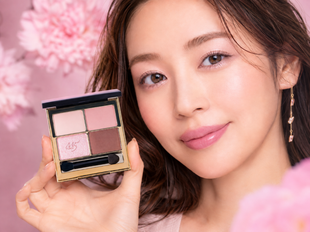 ピンクPK10を手にする女性